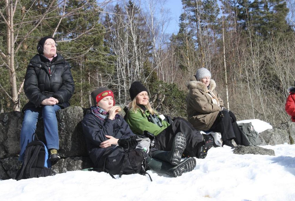 1600-talstorpet Oppsätra brann ned på 1950-talet. 60 år senare duger resterna som ryggstöd åt förbipasserande vandrare, fr.v. Agneta Thollander Haninge, Lillemor Tyresö, Martina Kiibus, Barbro Hildinger Tyresö och Evy Bengtsson Tyresö.